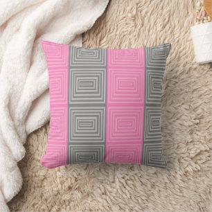 Cojín decorativo rosa y gris con patrón geométrico