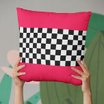 Cojín Decorativo Rosa y tablero de ajedrez luminosos<br><div class="desc">Un tablero de ajedrez clásico blanco y negro,  con un rosa brillante.</div>