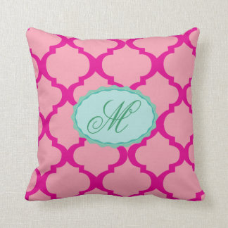 Cojín decorativo rosado del monograma