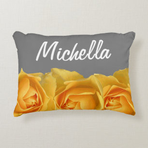 Cojín Decorativo Rosas amarillos limón y gris con nombre en blanco