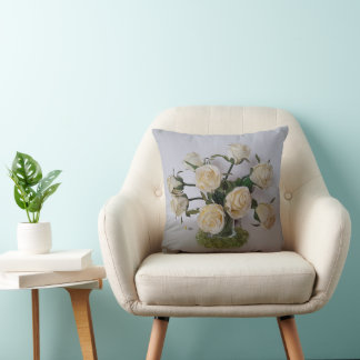 COJÍN DECORATIVO ROSAS BLANCAS EN UN JARRÓN VERDE