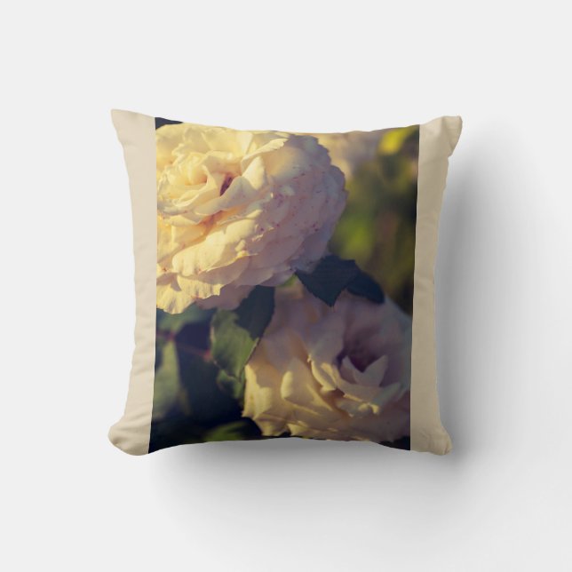 Cojín Decorativo Rosas en un jardín (Anverso)