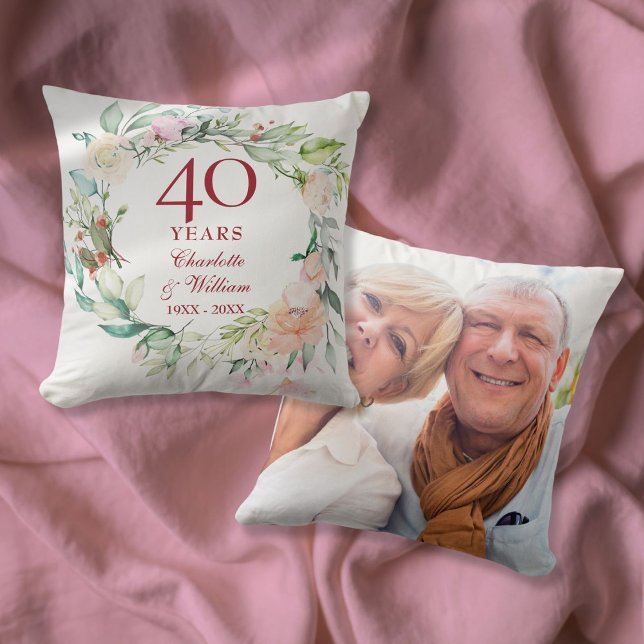 Cojín Decorativo Rosas para guirnalda de foto del 40º aniversario d (40th Ruby Wedding Anniversary Roses Garland Photo Throw Pillow)