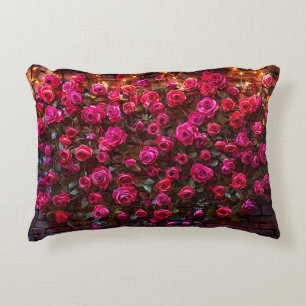 Cojín Decorativo Rosas rosadas en pared de ladrillo con luces decor