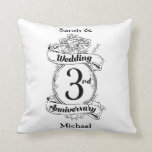 Cojín Decorativo Rosas y vides Romántico 3er aniversario Boda<br><div class="desc">Un placer para conmemorar su tercer aniversario de boda. El escudo como el diseño en blanco y negro,  con rosas y viñas románticas. Una gran manera de conmemorar tu tercer año de matrimonio.</div>