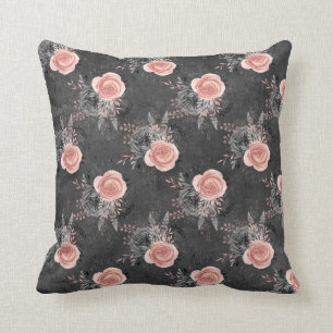 Cojín Decorativo Roses rosas de Rubor sobre carbón vegetal