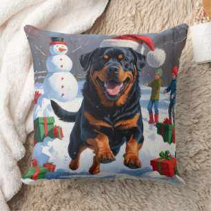 Cojín Decorativo Rottweiler Corriendo en Nieve con Gorra de Navidad