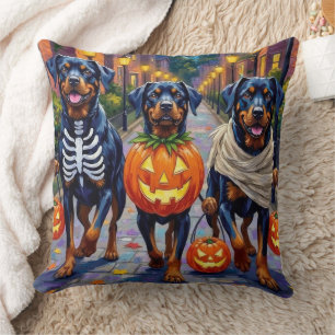 Cojín Decorativo Rottweiler pidiendo dulces con disfraces de Hallow
