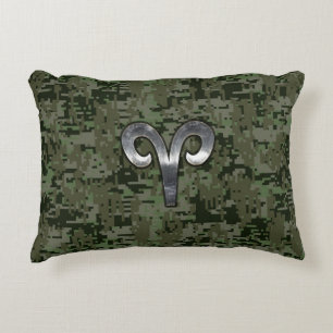 Cojín Decorativo Rótulo Aries Zodiac en Camo Digital Verde de Woodl