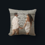 Cojín Decorativo Rumi Love Story (Historia de amor de Rumi) Añadir<br><div class="desc">Qué combinación inspiradora y asombrosa: poesía de Rumi,  el famoso poeta místico del siglo XIII,  y la impresionante foto de la pareja enamorada/recién casada que describe perfectamente su historia de amor. Un regalo y un placer ideales para un recuerdos romántico duradero</div>