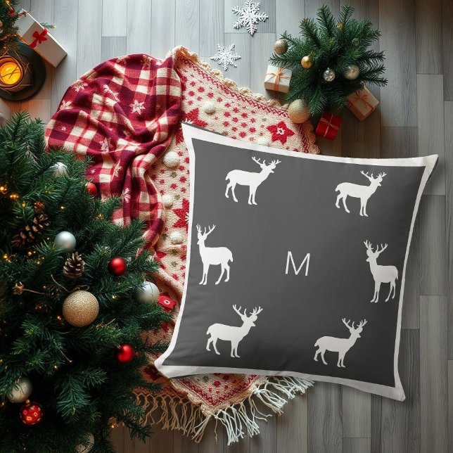 Cojín Decorativo Rustic reindeer dark gray family monogram holiday (Rustic reindeer dark gray family monogram holiday throw pillow.)