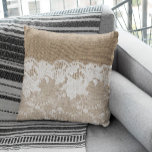 Cojín Decorativo Rústico vintage burlap beige y encaje blanco<br><div class="desc">Rústica vintage casa de campo tradicional de estilo rústico con acento decoración almohada en burlap beige falso con un hermoso encaje blanco transparente con estampado floral y borde.</div>