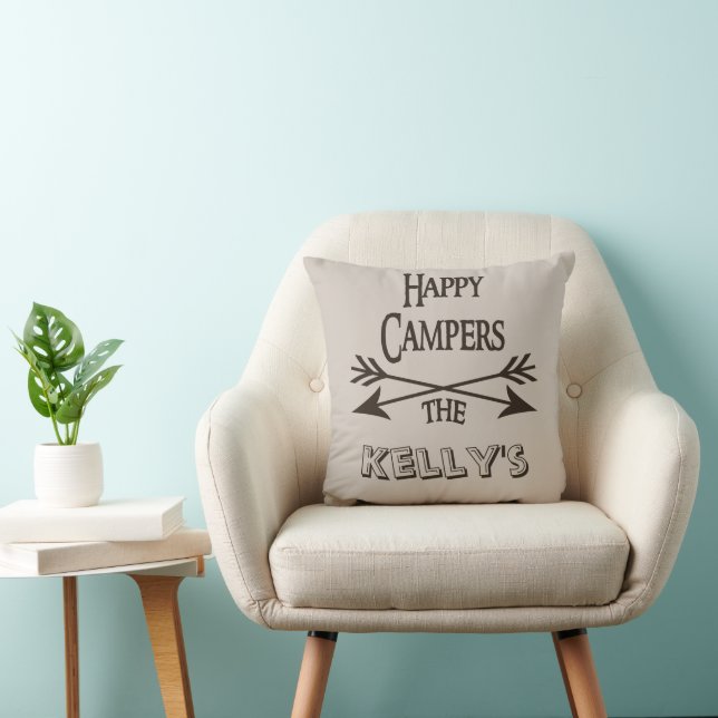 Cojín Decorativo RV personalizado de feliz campista (Silla)