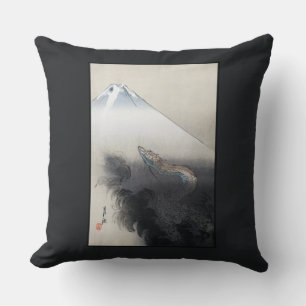 Cojín Decorativo Ryu Shoten: Dragón ascendente sobre Fuji, Japón