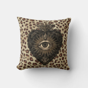 Cojín Decorativo Sagrado Corazón sobre fondo de leopardo