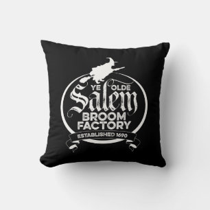 Cojín Decorativo Salem Witch Broom Factory - gótica vintage diverti
