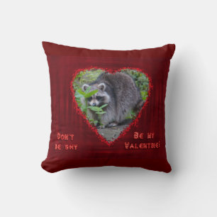 Cojín Decorativo Saludo el día de San Valentín - Shy Raccoon