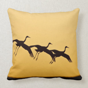 Cojín Decorativo Sandhill Crane aterrizando al atardecer