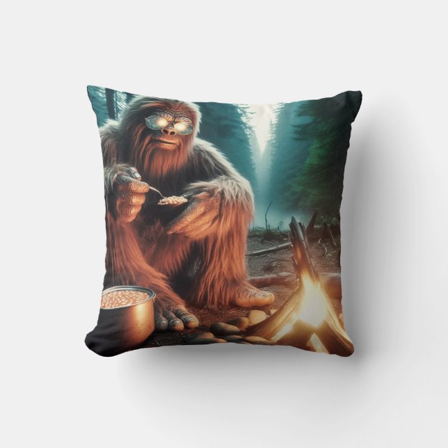 Cojín Decorativo Sasquatch en el Fogón (Anverso)