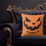 Cojín Decorativo Scary Jack O Lantern Personalizado Naranja Hallowe<br><div class="desc">Esta espeluznante almohada naranja de Halloween incluye un genial sonriente Jack O Lantern y tu propio texto personalizado. La decoración de la casa personalizado es sobria y temible.</div>