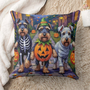 Cojín Decorativo Schnauzer pidiendo dulces con disfraces de Hallowe