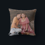 Cojín Decorativo Script de sólo amor de pareja de fotos<br><div class="desc">El diseño presenta su mejor foto con el guión moderno del corazón "Just Love",  y un efecto rústico de la ropa de cama natural en la parte posterior. Idea de regalo ideal para recién casados,  ama de casa,  aniversario y más.</div>
