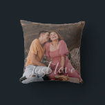 Cojín Decorativo Script de sólo amor de pareja de fotos<br><div class="desc">El diseño presenta su mejor foto con el guión moderno del corazón "Just Love",  y un efecto rústico de la ropa de cama natural en la parte posterior. Idea de regalo ideal para recién casados,  ama de casa,  aniversario y más.</div>