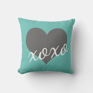 Cojín Decorativo script XOXO en corazón gris