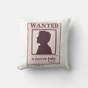 Cojín Decorativo Se busca: un diseño de póster de Connie Bby   Popu