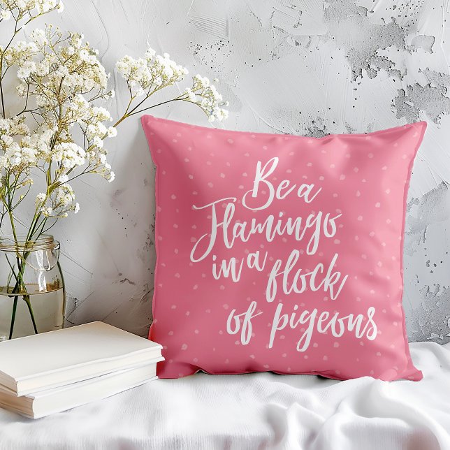 Cojín Decorativo Sé un flamenco en una bandada de cirujanos (Be inspired everyday wit our be a flamingo motivational pillow. )