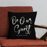 Cojín Decorativo Sea nuestro invitado Personalizado de la familia d<br><div class="desc">En esta elegante almohada de fondo y junto a la marfil,  podrá disfrutar de una moderna y moderna caligrafía de escritura que dice "Be our guest" (Sé nuestro huésped),  perfecta para recibir a sus huéspedes en su casa,  alquiler de vacaciones o alojamiento y desayuno.</div>
