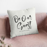 Cojín Decorativo Sea nuestro Personalizado invitado Textos Familia<br><div class="desc">Haga de su alojamiento y desayuno, alquiler o Airbnb la estancia más agradable con esta acogedora almohada de tiro. ✨ Con un diseño moderno y elegante con "Be Our Guest" en un guión moderno, es la manera perfecta de hacer que los huéspedes se sientan como en casa. Además, puede personalizarlo...</div>