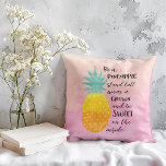 Cojín Decorativo Sea una tipografía acuática Inspiradora de piña<br><div class="desc">Ser una almohada de piña - tipografía acuarela cita almohada de arte. Recuerde su amor por todas las cosas tropicales cuando descanse cómodamente en su sala de estar o zona de entretenimiento. Esta deliciosa almohada presenta un diseño con un fondo de acuarela en tonos amarillos y rosas. El ilustracion de...</div>