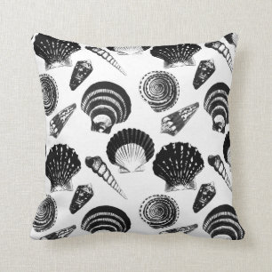 Cojín Decorativo Seashells - blancos y negros en un fondo blanco