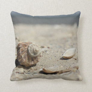 Cojín Decorativo Seashells en la arena por el mar