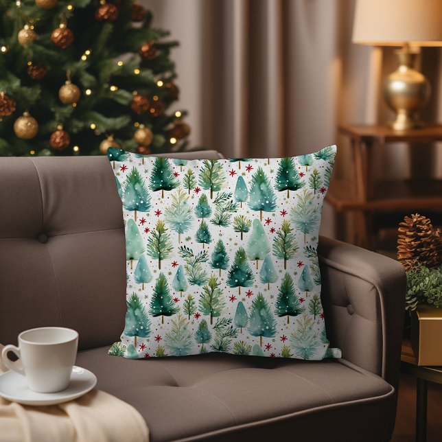 Cojín Decorativo Selva de invierno de Árbol de Navidad verde acuare (Watercolor Green Christmas Tree Winter Forest Throw Pillow in Decorated Christmas Living Room )