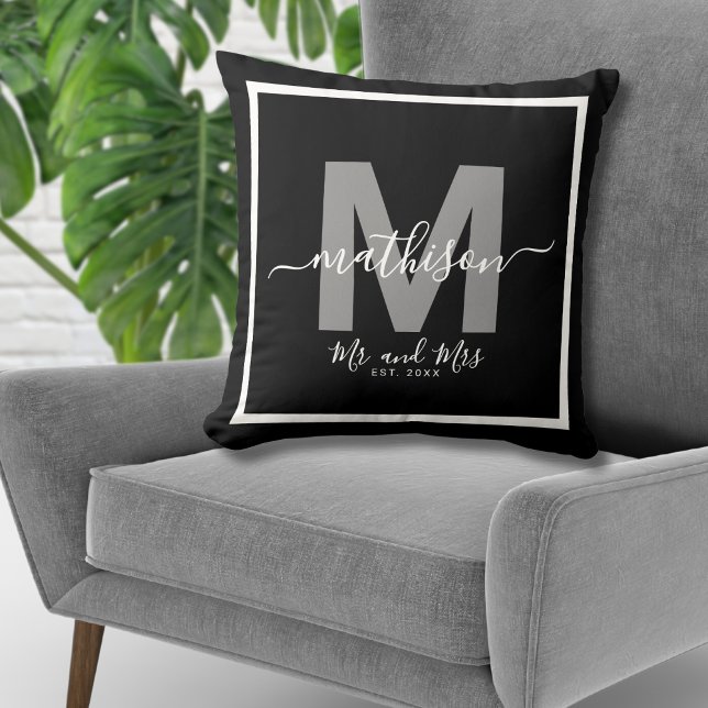 Cojín Decorativo Señor Señora Apellido Negro Monograma Recién Casad (Mr Mrs Name Black Newlywed Monogram Throw Pillow)