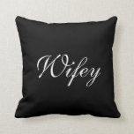 Cojín Decorativo Señora Pillow de Wifey<br><div class="desc">Este amortiguador negro se adorna con la escritura blanca de lujo que dice "Wifey" en el frente,  y la "señora" en el trasero,  haciendo lo perfecto para la tabla del amor,  el sofá o la cama de los recienes casados. Enrolle abajo para ver el marido/a Sr. de coordinación amortiguador.</div>