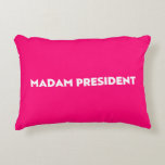 Cojín Decorativo Señora Presidenta, la tipografía moderna de rosa c<br><div class="desc">Señora Presidenta, la tipografía moderna minimalista de acento rosa caliente Pillow. Texto en negrita blanco sobre fondo de color modificable de color rosa caliente. Así que puedes personalizarlo y hacerlo único. Celebrar al presidente de la nación en el día de la toma de mando presidencial. Además, este puede ser un...</div>