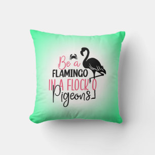 Cojín Decorativo Ser un flamenco en una bandada de palomas
