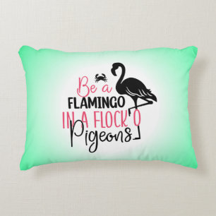Cojín Decorativo Ser un flamenco en una bandada de palomas