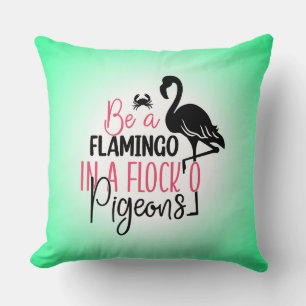 Cojín Decorativo Ser un flamenco en una bandada de palomas