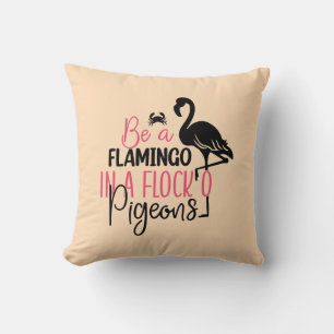 Cojín Decorativo Ser un flamenco en una bandada de palomas