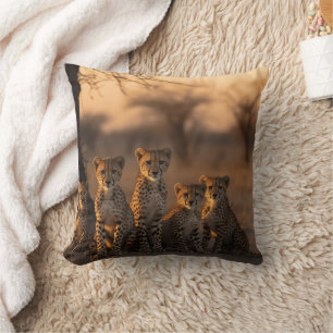 Cojín Decorativo Serengeti Sunrise: Familia Cheetah
