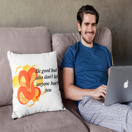 Cojín Decorativo Serpiente roja en una flor dorada" | Único y lujos