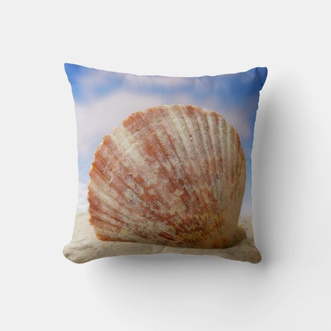 Cojín Decorativo Shell apoyado en la arena (Anverso)