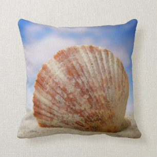 Cojín Decorativo Shell apoyado en la arena