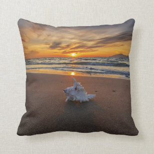 Cojín Decorativo Shell en la playa en la isla de la puesta del sol