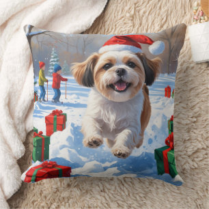 Cojín Decorativo Shih Tzu corriendo en la nieve con sombrero de Nav