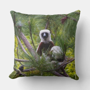 Cojín Decorativo Sifaka de Coquerel en el bosque